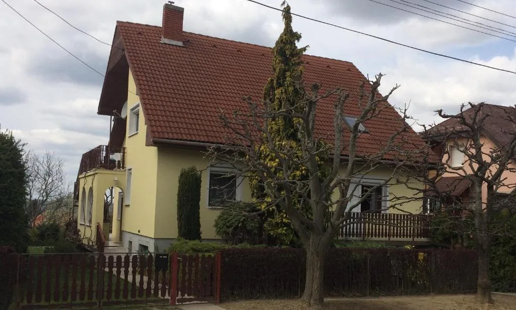 A teraszon napernyők, kilátás a kertre