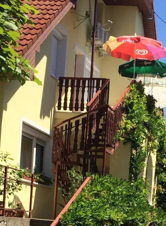 Emeleti erkély napernyőkkel